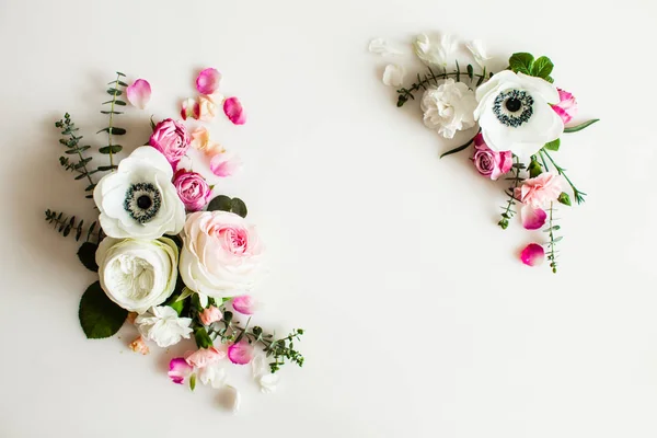 Bloemen bruiloft frame top uitzicht op wit — Stockfoto