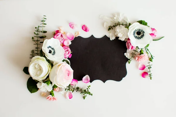 Цветочная свадебная рамка с черной бумагой — стоковое фото