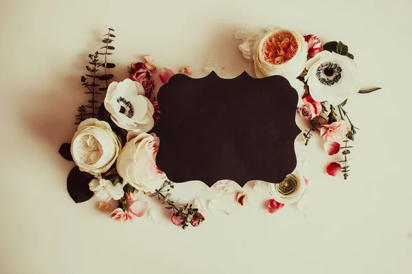 黒い紙のテンプレートと花の結婚式のフレーム — ストック写真