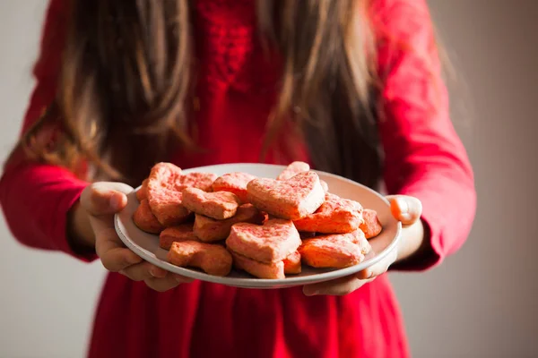 Childs kezében rózsaszín szív cookie-kat, Valentin-nap — Stock Fotó