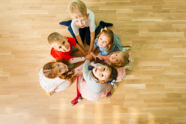 円の中の床に座っている子供たち — ストック写真