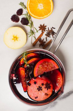 Güveçte pişirilmiş mulled şarap, mermer masada üst görünümü