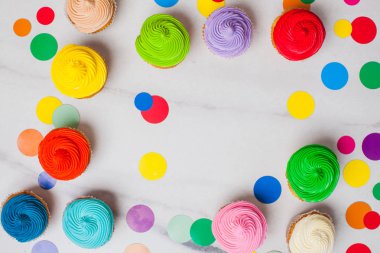 Renkli kek düz canlı daireler yatıyordu