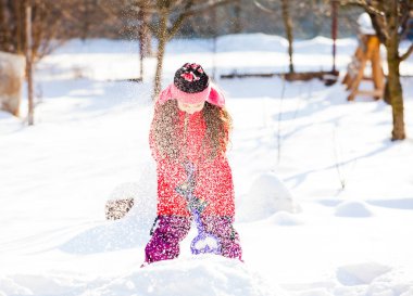 Güzel kız etrafında dökülen kar kürek