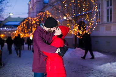 Romantik çift eski kış şehirde açık öpüşme