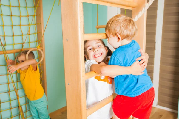Close view of siblings in kids gym — Stock Photo, Image