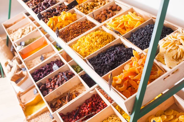 Sortimento de frutas secas coloridas em um rack na loja — Fotografia de Stock