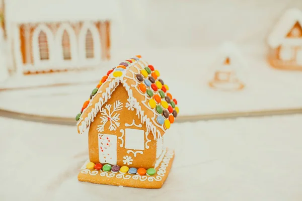 Casa di pan di zenzero nel villaggio di Natale sulla fiera — Foto Stock