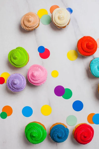 Colorato cupcakes piatto laici con cerchi vivaci — Foto Stock