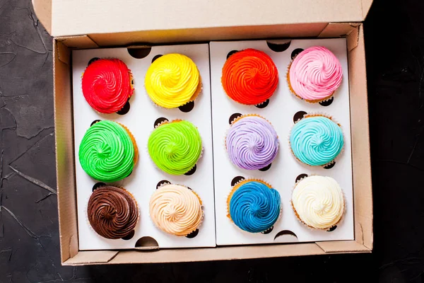 Bunte Regenbogen-Cupcakes von oben im Karton — Stockfoto