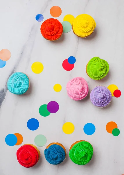 Colorato cupcakes piatto laici con cerchi vivaci — Foto Stock