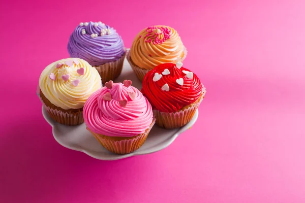 Día de San Valentín cupcakes de vacaciones en el puesto de pasteles —  Fotos de Stock