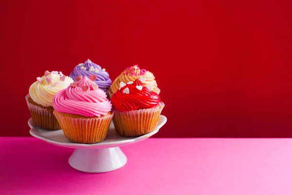 Día de San Valentín cupcakes de vacaciones en el puesto de pasteles —  Fotos de Stock