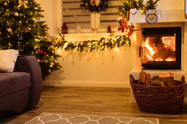 Christmas tree and home holiday decor on fireplace — Stock Photo, Image