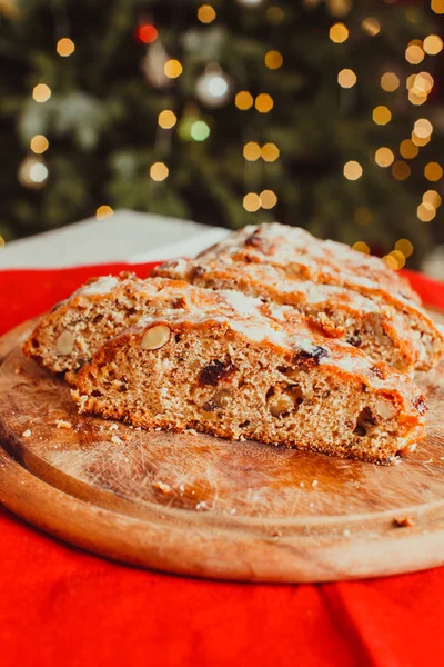 Pan de fruta dulce tradicional con azúcar helada en Navidad —  Fotos de Stock