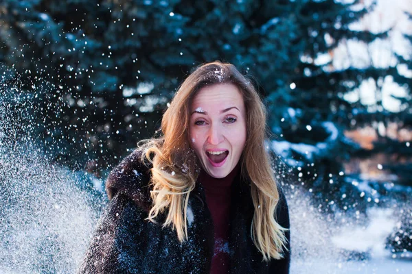 La bella donna in legno di pino invernale — Foto Stock