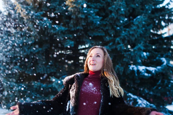 モミの木の下で降雪を楽しむ — ストック写真