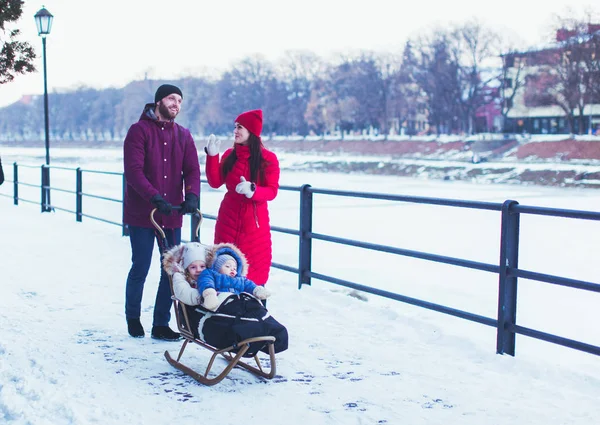 겨울 도시 산책에 젊은 가족 — 스톡 사진