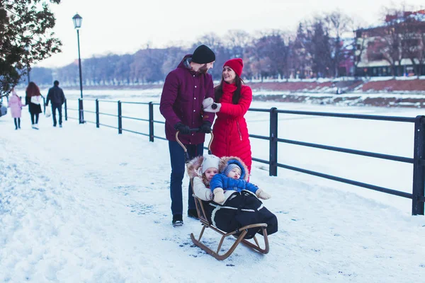 겨울 산책 중 행복한 가족의 초상화 — 스톡 사진