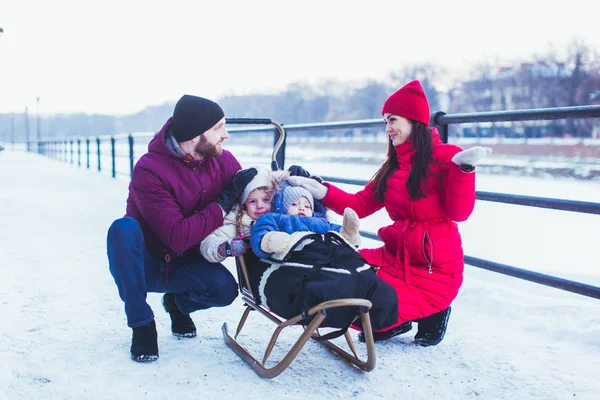 冬の都市の背景に親と子供の屋外のポートレア — ストック写真