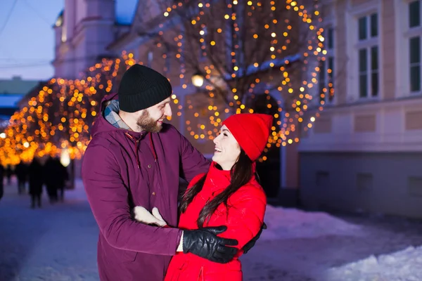 Wounderful getrouwd paar knuffelen op Winter straten — Stockfoto