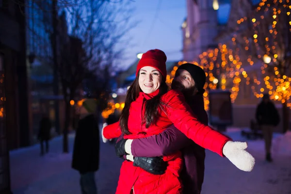 Sposare coppia in piedi in luci luminose all'aperto — Foto Stock