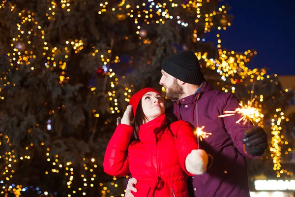 Venkovní boční portrét mladého páru objímající — Stock fotografie