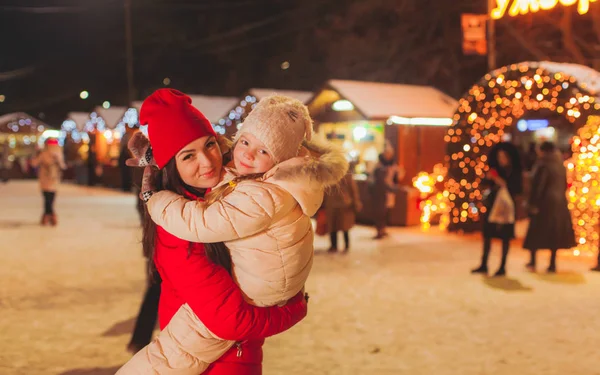 Feliz madre e hija en la feria de Navidad — Foto de Stock