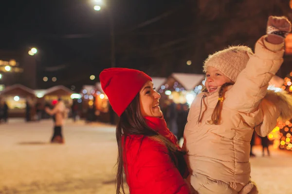 Vista cercana de chica y mujer al aire libre en la feria de invierno — Foto de Stock