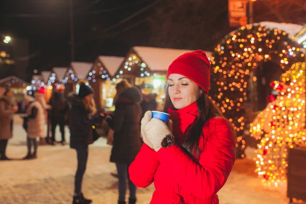 Mujer atractiva feliz soñando con la taza de té, mercado de Navidad — Foto de Stock