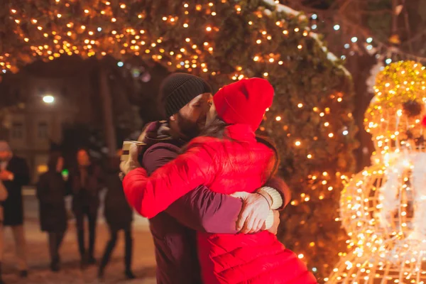 Pareja emocionalmente abrazando durante el festival de Navidad al aire libre — Foto de Stock