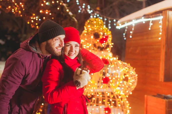 Pareja compartiendo sus emociones en el centro de la ciudad de Navidad — Foto de Stock