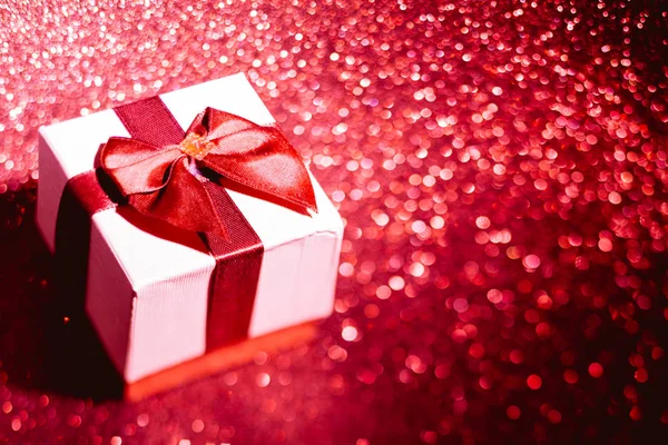 De doos van de gift van Kerstmis op rode glitter achtergrond — Stockfoto