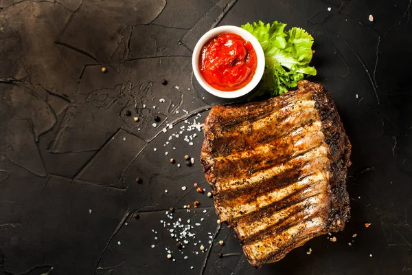 Grilled sliced barbecue pork ribs. Top view, flat lay — Stock Photo, Image