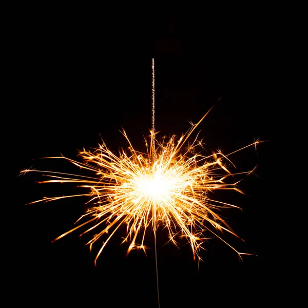 Kerst Sparkler geïsoleerd op de zwarte achtergrond — Stockfoto