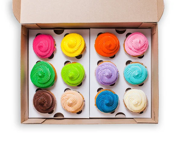 五颜六色的彩虹纸杯蛋糕与五彩纸屑平放置 — 图库照片