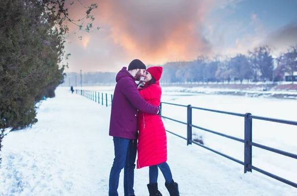 Jong stel omarmt tijdens winterwandeling in de stad — Stockfoto