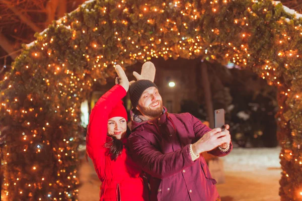 Paar maken selfie met plezier op de kerstavond — Stockfoto