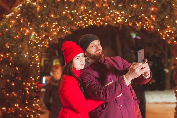 Portret van paar maken selfie tijdens de winter reizen — Stockfoto