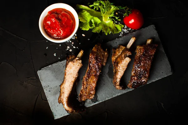 Grilled sliced barbecue pork ribs with sauce — Stock Photo, Image