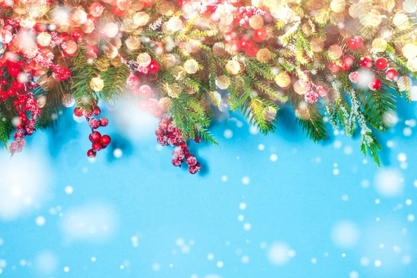 Різдвяний дизайн кордону, гілки ялинки на синьому — стокове фото