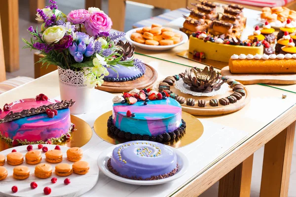 Showcase with modern dessert - cakes and sweets — Stock Photo, Image