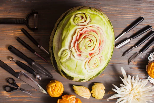 Geschnitzte Wassermelonenfrüchte für das Schnitzen vorbereitet — Stockfoto