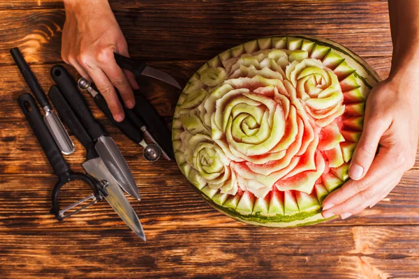 Fruta de sandía tallada preparada para el tallado — Foto de Stock