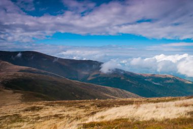 Sis ve bulutlarla dağ manzarası, yaz