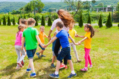 Açık hava oyunları ve komik zaman, şarkı ve dans