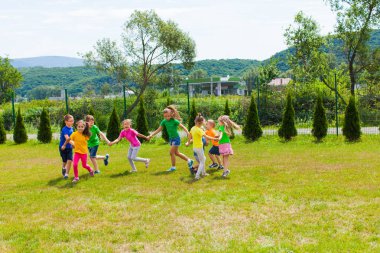 Büyük çocuk grubu açık hava oyunları oynar