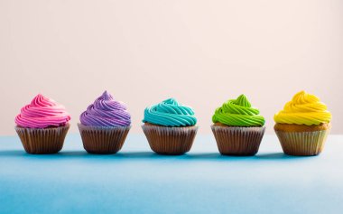 Üst üste canlı colous cupcake, seçim kavramı