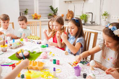 Paskalya için hazırlanan arkadaşlar. Takım çalışması konsepti