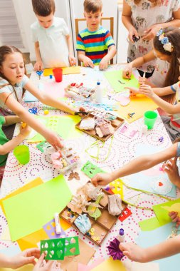 Erkekler ve kızlar birlikte tebrik kartları yapmak